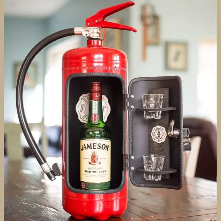 "Kreative versteckte Bar im Feuerlöscher-Design, ideal zur stilvollen Getränkelagerung in Wohn- oder Büroeinrichtungen."