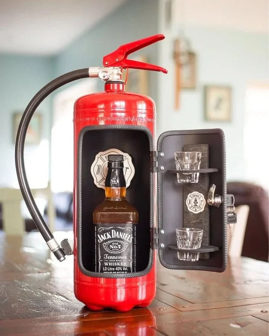 "Kreative versteckte Bar im Feuerlöscher-Design, ideal zur stilvollen Getränkelagerung in Wohn- oder Büroeinrichtungen."
