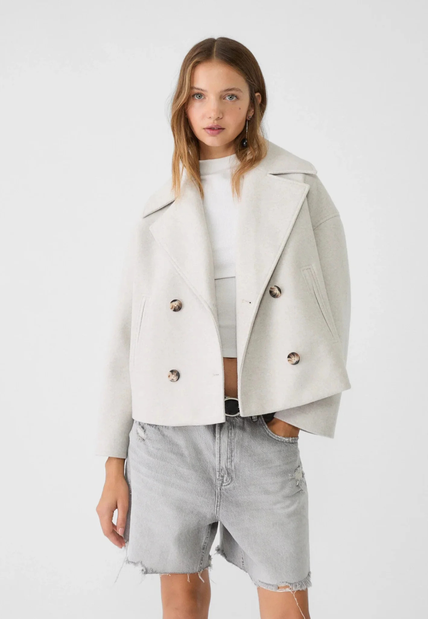 "Kurze elegante Damenjacke, auffälliger Kragen, doppelreihiger Knopfverschluss, vielseitige Farben, modische Silhouette"