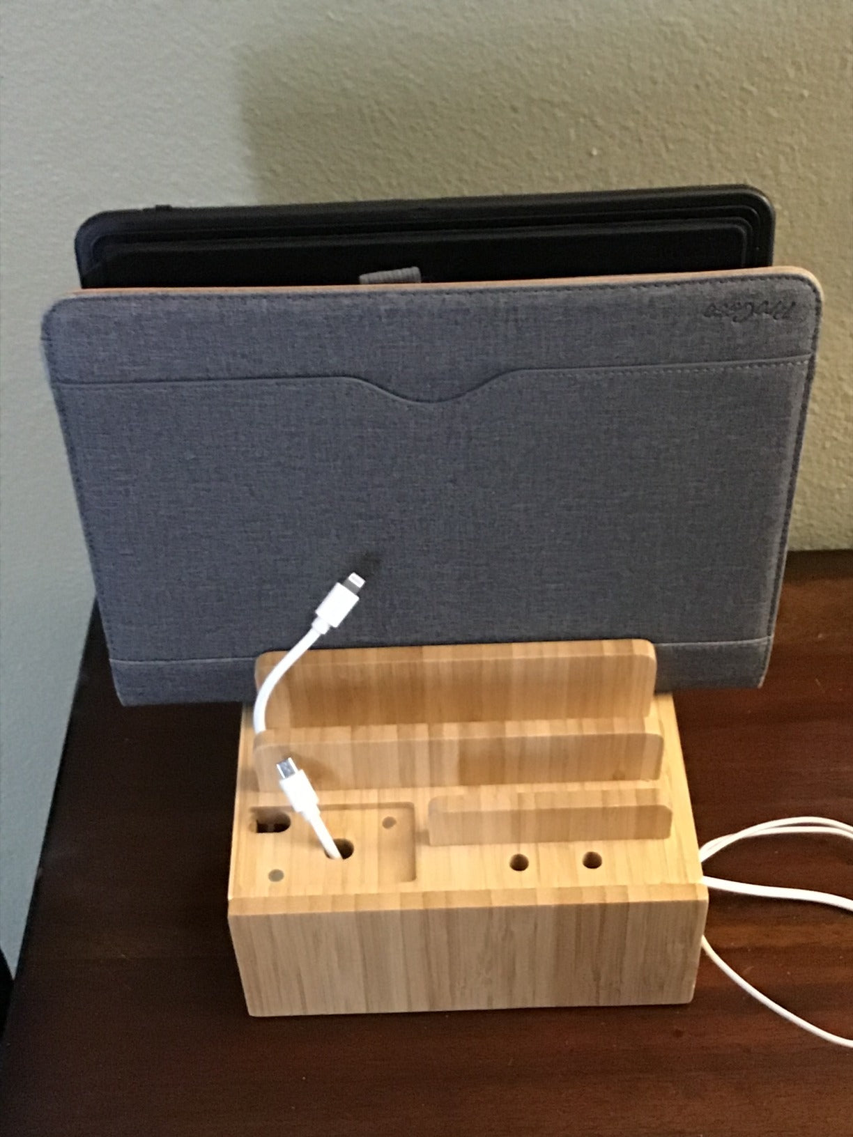 "Ladestation aus Bambus, 5-Port USB, elegantes Design, multifunktional, mit Kabelmanagement für Smartphones und mehr."