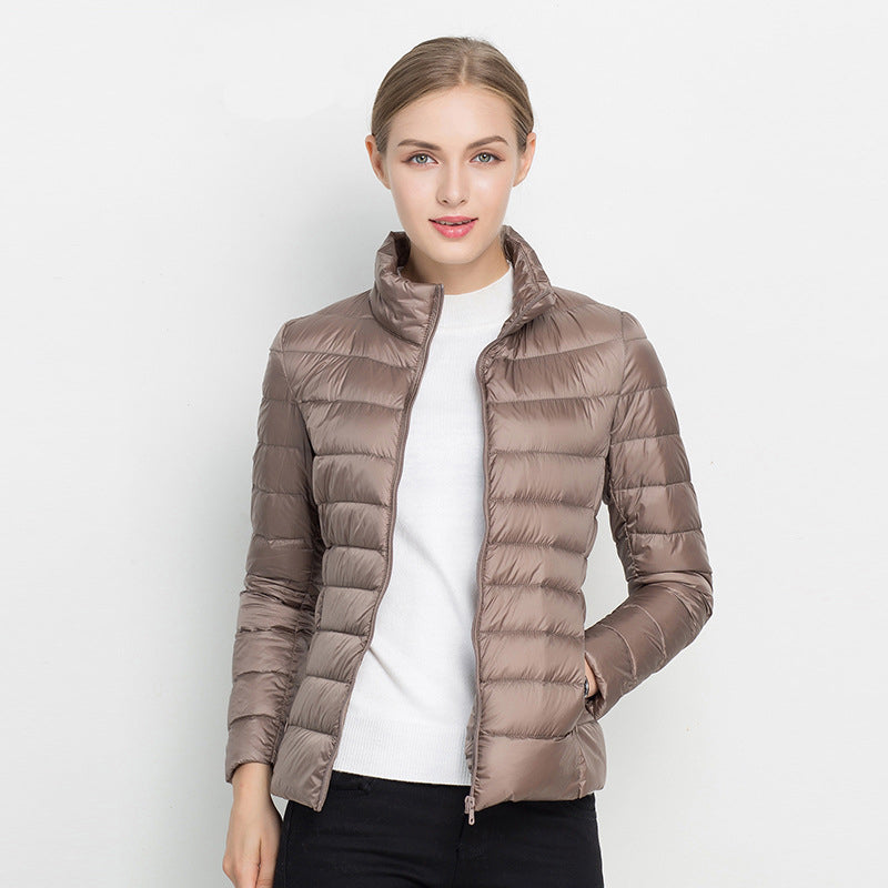 "Leichte Damen Daunenjacke in elegantem Design, perfekt für urbane Eleganz, erhältlich in vielseitigen Farboptionen."