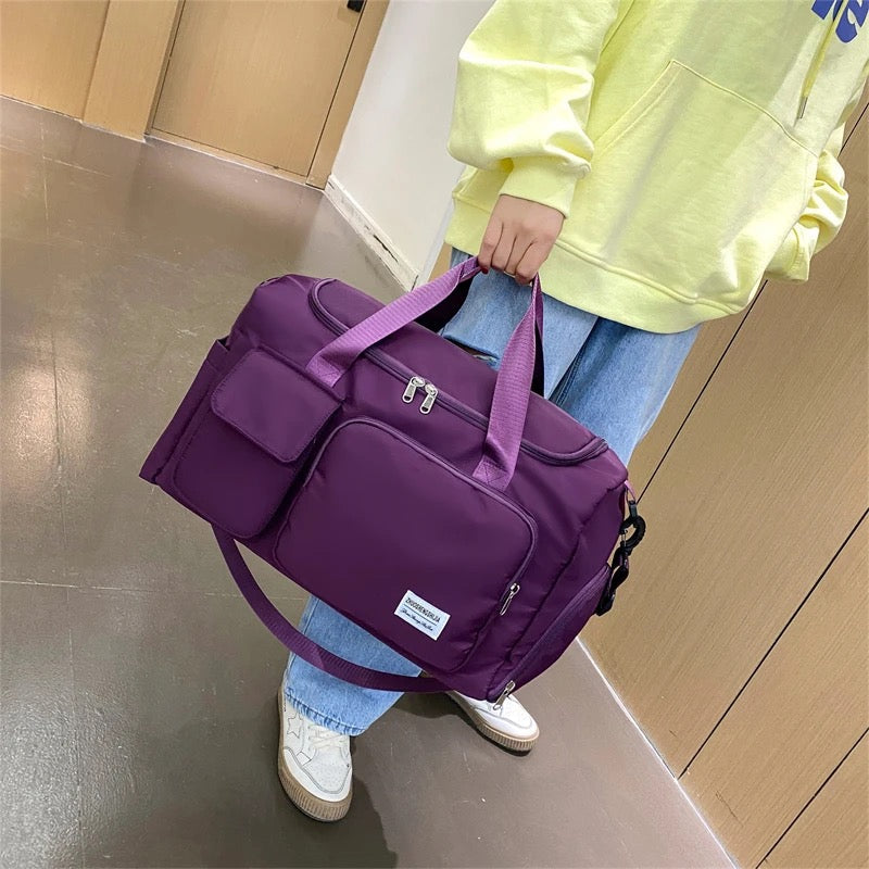 "Lila wasserdichte Reisetasche aus Oxford-Stoff, multifunktional, mit mehreren Fächern für Sport und Reisen."