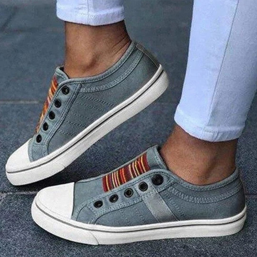 Lässige Damen Slip-On Sneakers aus atmungsaktivem Leinwandmaterial in klassischem Schwarz für Komfort und Stil.