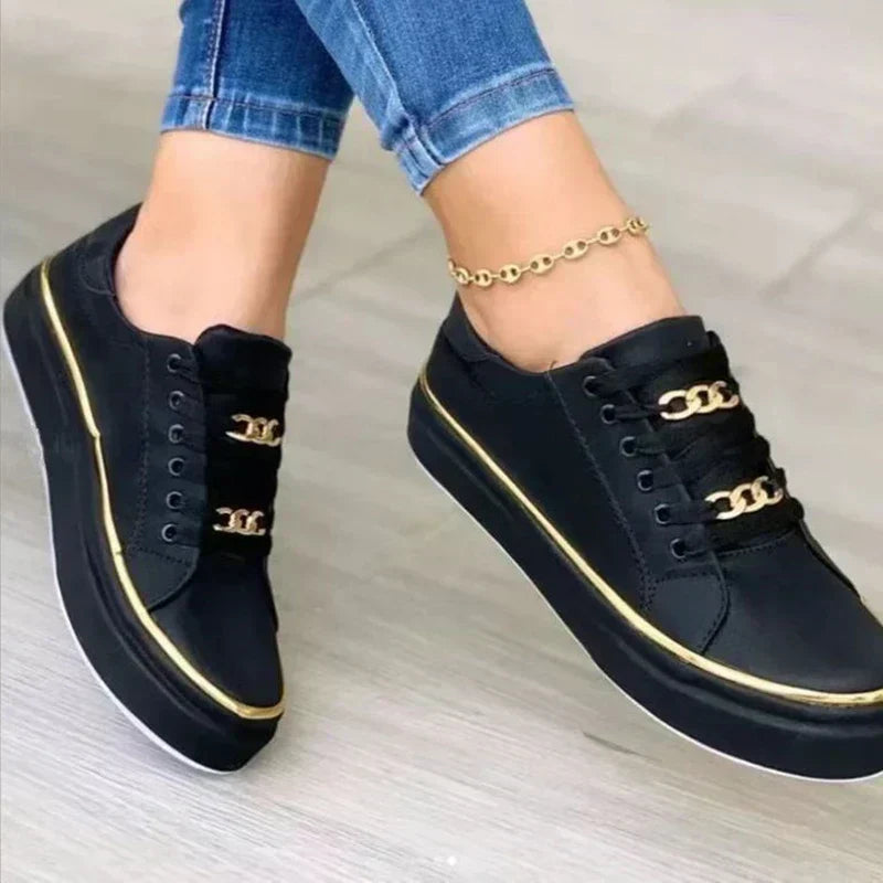 Lässige Kori Damen Slip-On Sneaker in Gold, Schwarz und Weiß, ideal für Outdoor-Abenteuer, stilvoll und komfortabel.
