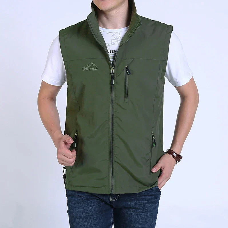 Lässiger Herren-Bodywarmer, vielseitig und elegant in Khaki. Ideal für Outdoor-Aktivitäten und modische Layering-Looks.