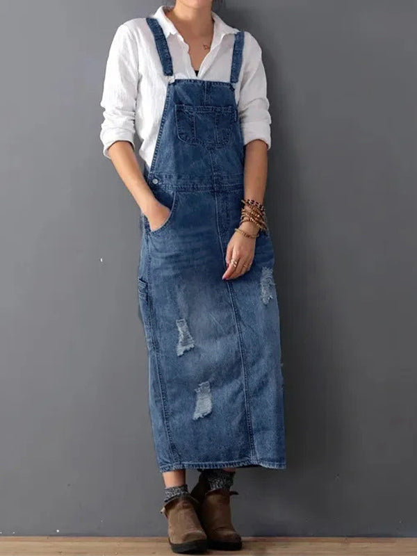 "Lässiges Denim-Latzkleid mit verwaschenem Look, beigefarbene Träger, Rückenschlitz, über den Knien geschnitten."