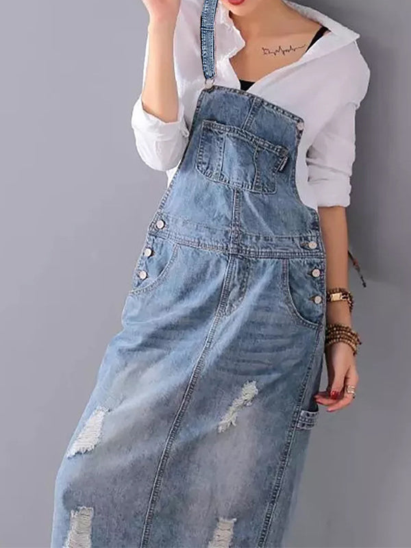 "Lässiges Denim-Latzkleid mit verwaschenem Look, beigefarbene Träger, Rückenschlitz, über den Knien geschnitten."