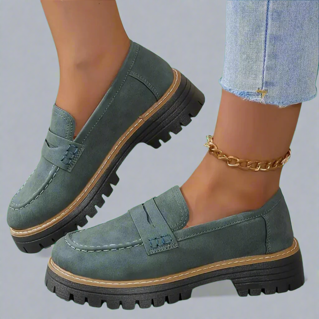 "Luxuriöse Damen Loafer in Dunkelblau, zeitloses Design, hochwertige Materialien, ideal für Büro oder Alltag."