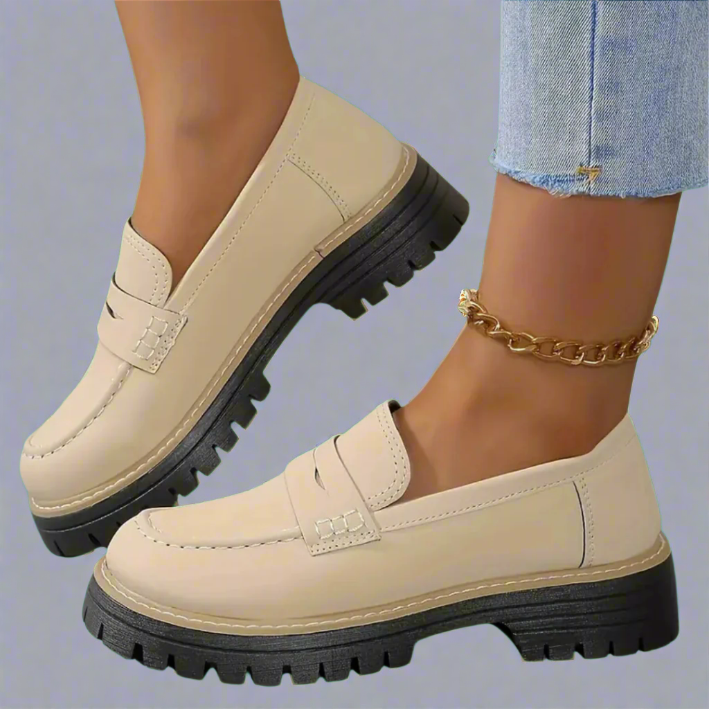 "Luxuriöse Damen Loafer in Dunkelblau, zeitloses Design, hochwertige Materialien, ideal für Büro oder Alltag."