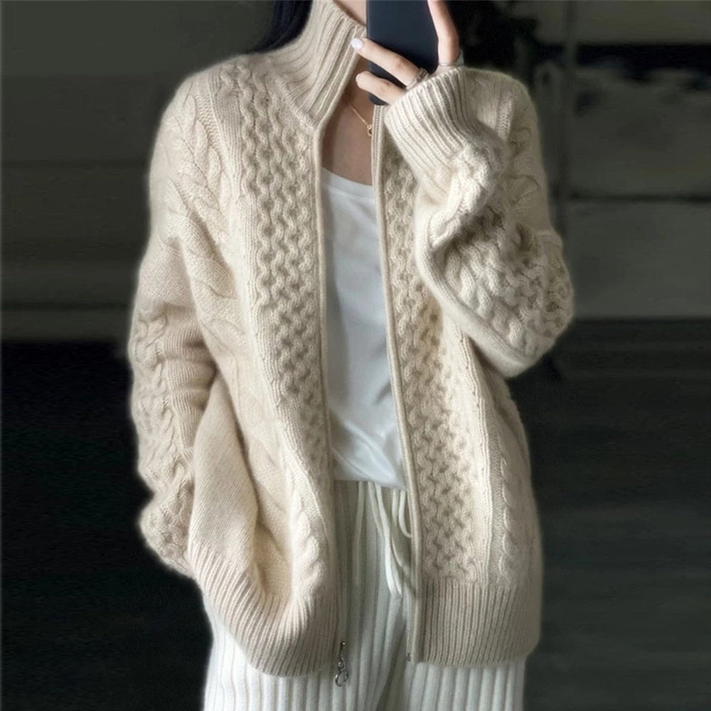 Luxuriöse Damen-Strickjacke mit hohem Halsausschnitt, elegantes Design, feines Material, Wärme für kühle Tage.