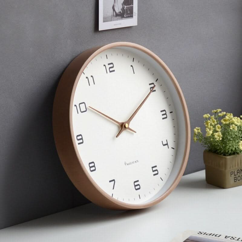 Minimalistische skandinavische Wanduhr aus Holz, lautlos, in Braun und Creme, zeitloses Design, ideal für Wohnzimmer.