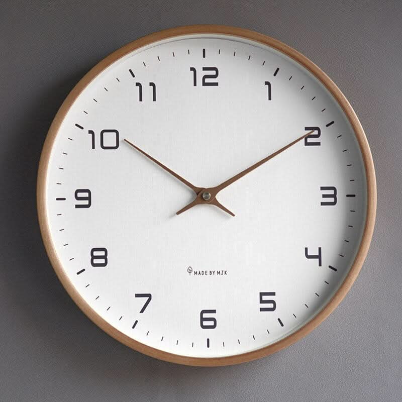 Minimalistische skandinavische Wanduhr aus Holz, lautlos, in Braun und Creme, zeitloses Design, ideal für Wohnzimmer.