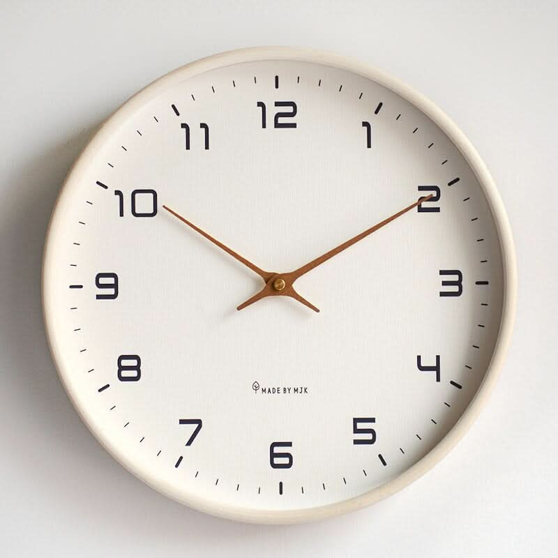 Minimalistische skandinavische Wanduhr aus Holz, lautlos, in Braun und Creme, zeitloses Design, ideal für Wohnzimmer.