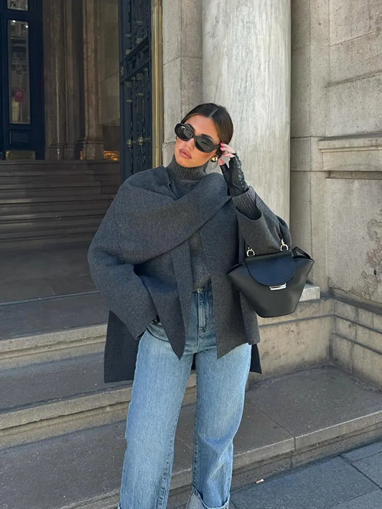 Moderner grauer Cape-Mantel für Frauen, eleganter Schnitt, dekorative Knöpfe, fließender Stoff, stilvoller Look.