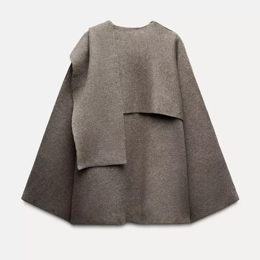 Moderner grauer Cape-Mantel für Frauen, eleganter Schnitt, dekorative Knöpfe, fließender Stoff, stilvoller Look.