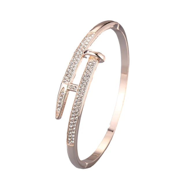 Modernes Armband mit funkelnden Kristallen, minimalistisch in Gold, Roségold oder Silber für eleganten Stil.
