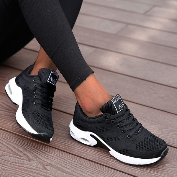 Orthopädische Turnschuhe, grau mit weißer Sohle, bieten ergonomische Passform und maximale Unterstützung für Damen.