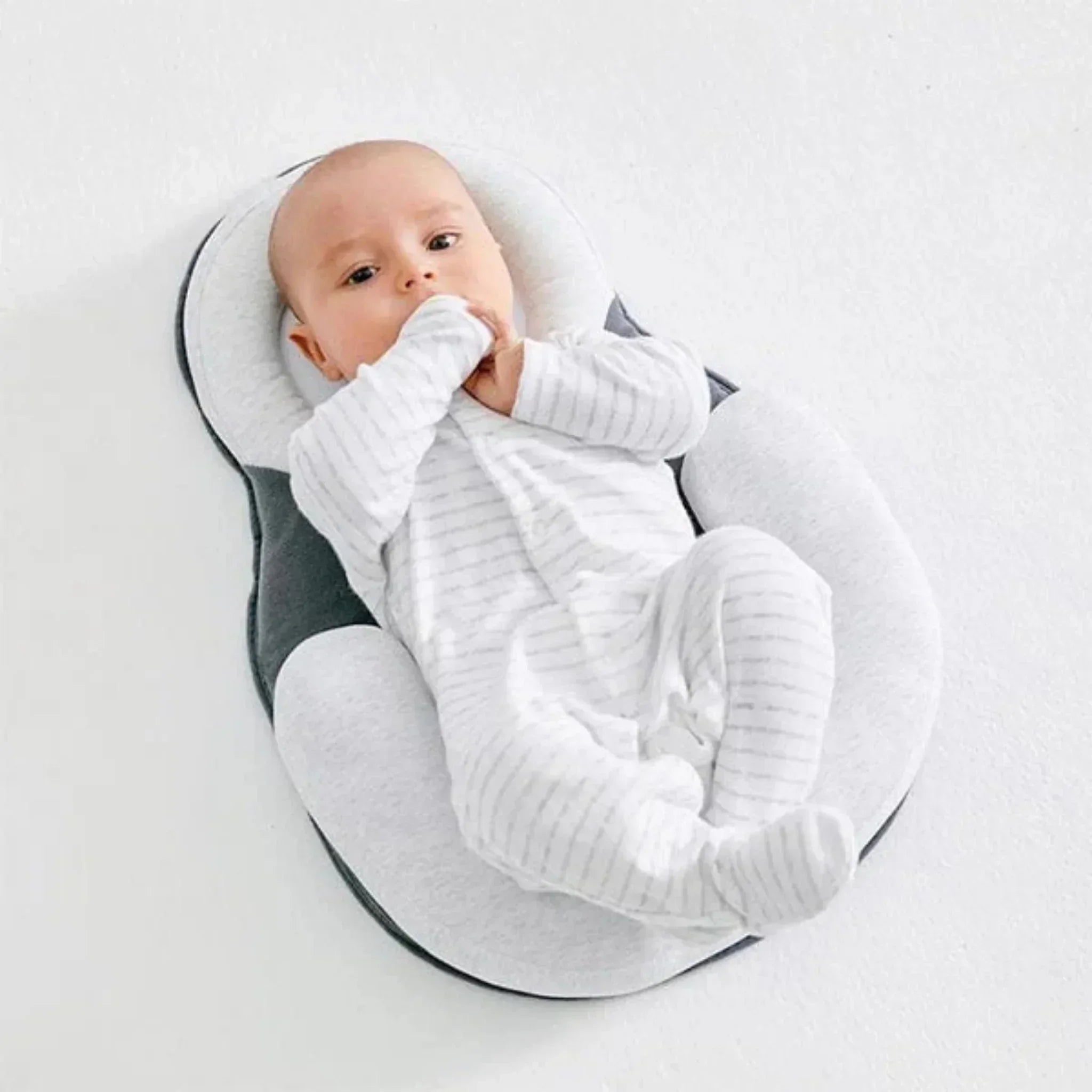 Orthopädisches Babybett mit ergonomischem Design, weicher Polsterung und robustem Gestell für sicheren und komfortablen Schla