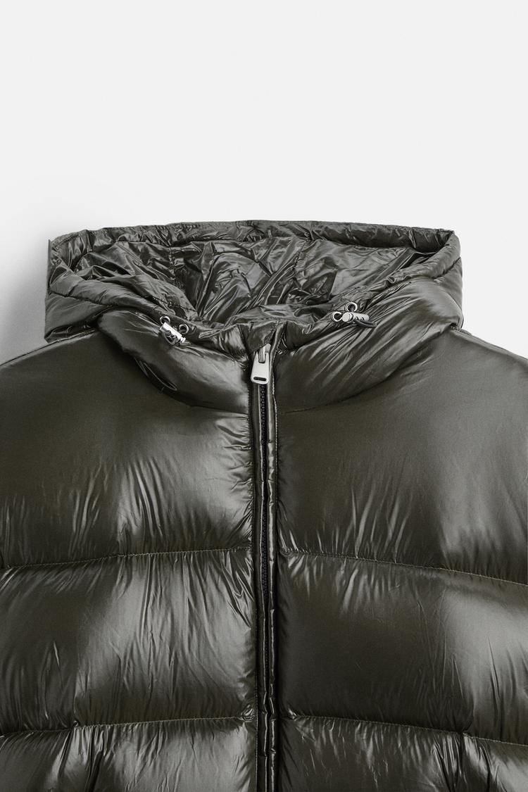 "Pufferjacke Damen wasserdicht, recyceltes Material, Vorderansicht, glänzend, hoher Kragen, schwarze Farbe"