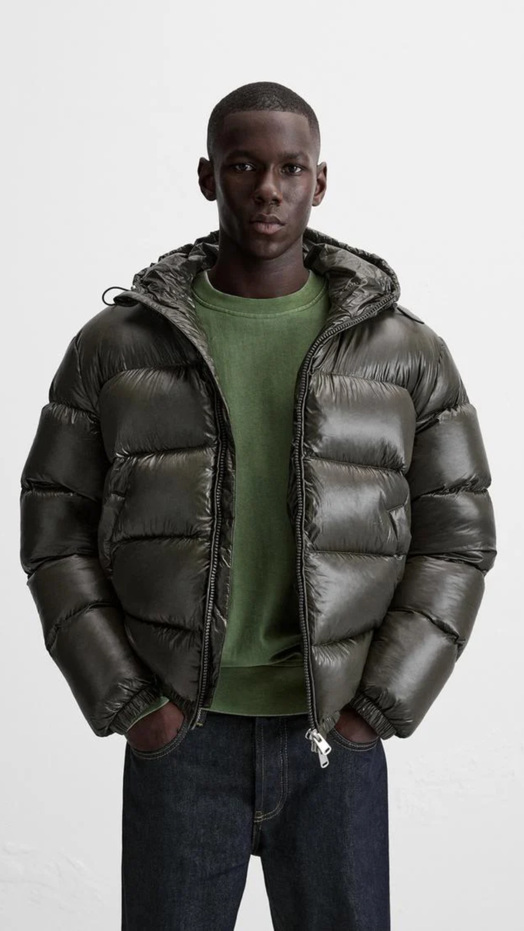"Pufferjacke Damen wasserdicht, recyceltes Material, Vorderansicht, glänzend, hoher Kragen, schwarze Farbe"