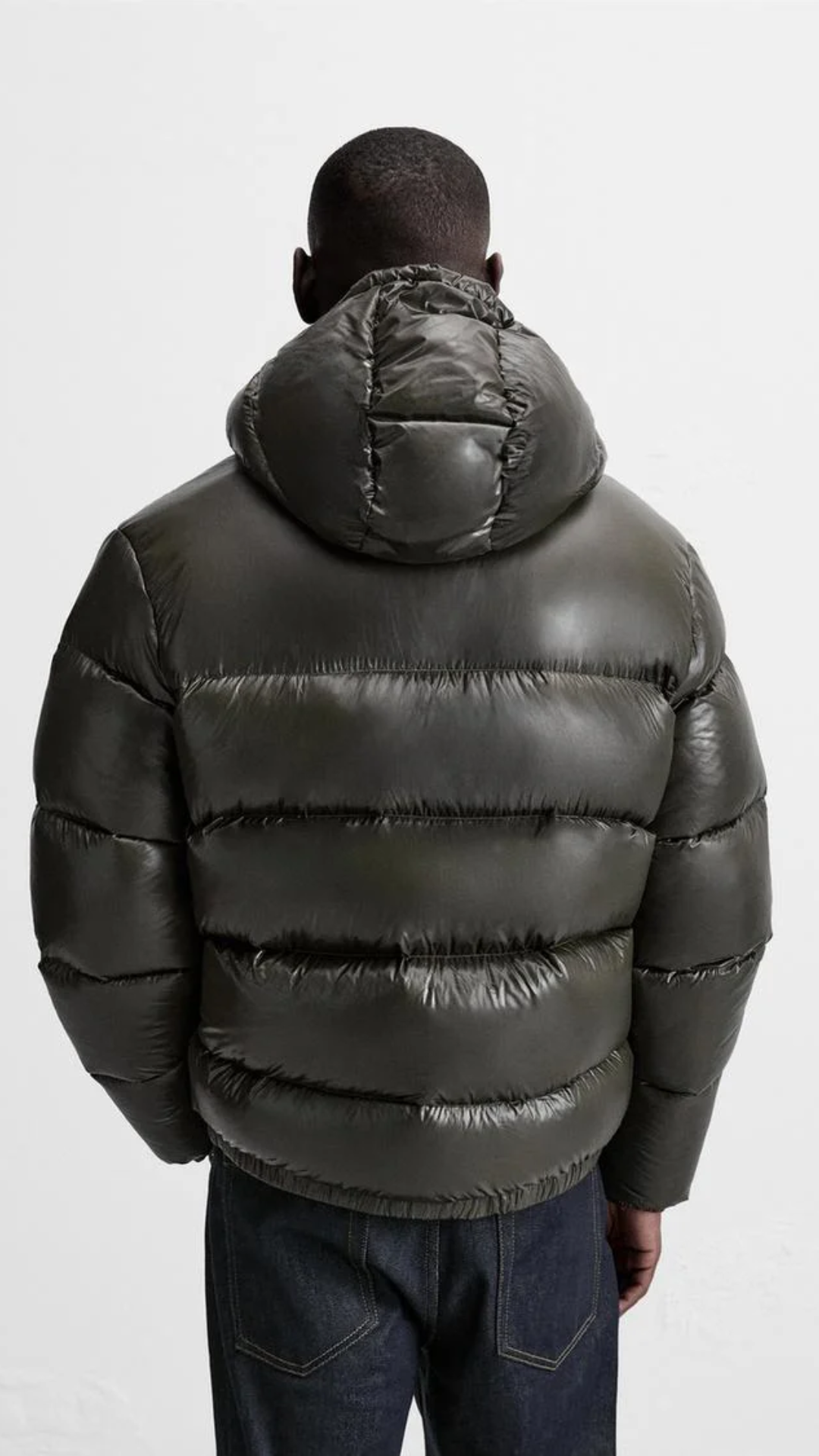 "Pufferjacke Damen wasserdicht, recyceltes Material, Vorderansicht, glänzend, hoher Kragen, schwarze Farbe"
