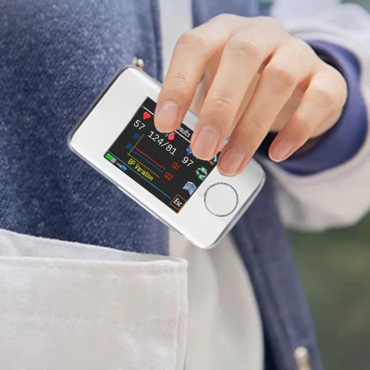 Pulsoximeter zeigt SpO₂ & Herzfrequenz auf OLED-Display; kompaktes Design, geeignet für Erwachsene & Jugendliche.