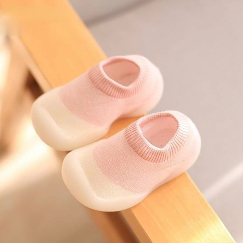Rutschfeste, atmungsaktive Babyschuhe aus flexiblem, leichtem Material für natürliche Fußentwicklung und sicheren Halt.