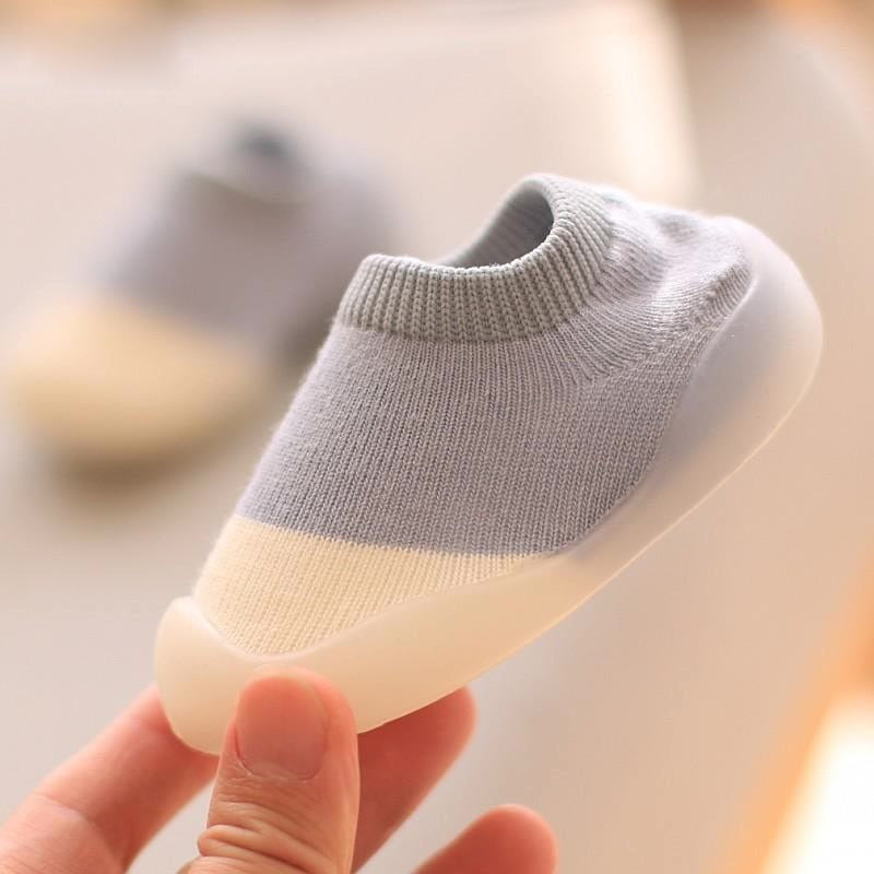 Rutschfeste, atmungsaktive Babyschuhe aus flexiblem, leichtem Material für natürliche Fußentwicklung und sicheren Halt.