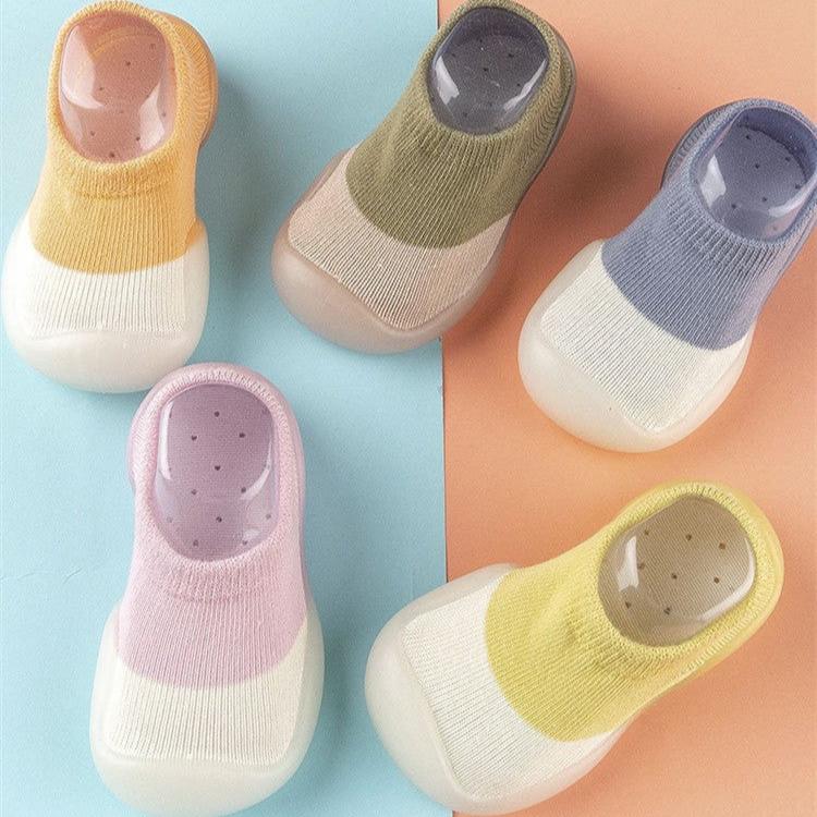 Rutschfeste, atmungsaktive Babyschuhe aus flexiblem, leichtem Material für natürliche Fußentwicklung und sicheren Halt.