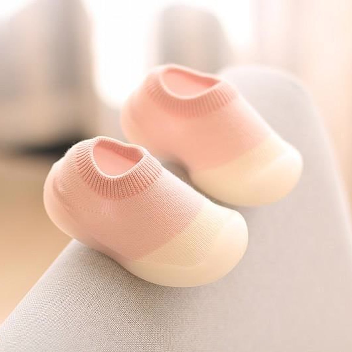 Rutschfeste, atmungsaktive Babyschuhe aus flexiblem, leichtem Material für natürliche Fußentwicklung und sicheren Halt.