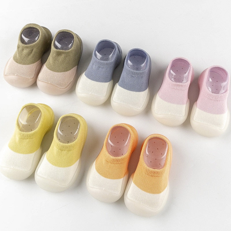 Rutschfeste, atmungsaktive Babyschuhe aus flexiblem, leichtem Material für natürliche Fußentwicklung und sicheren Halt.