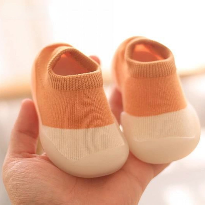 Rutschfeste, atmungsaktive Babyschuhe aus flexiblem, leichtem Material für natürliche Fußentwicklung und sicheren Halt.