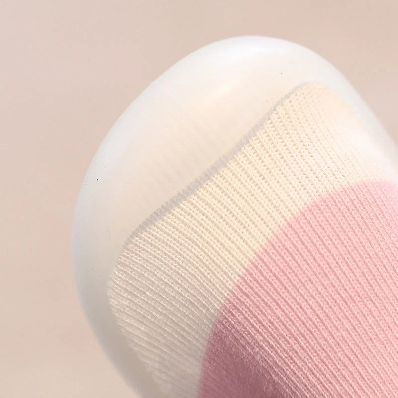 Rutschfeste, atmungsaktive Babyschuhe aus flexiblem, leichtem Material für natürliche Fußentwicklung und sicheren Halt.