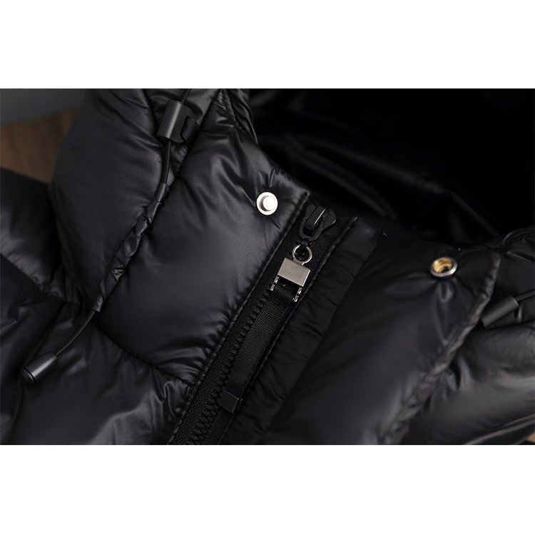 Schwarze Damen Winterjacke, elegant mit Kapuze und Daunenfüllung, urbaner Stil, warm und windabweisend für kalte Tage.