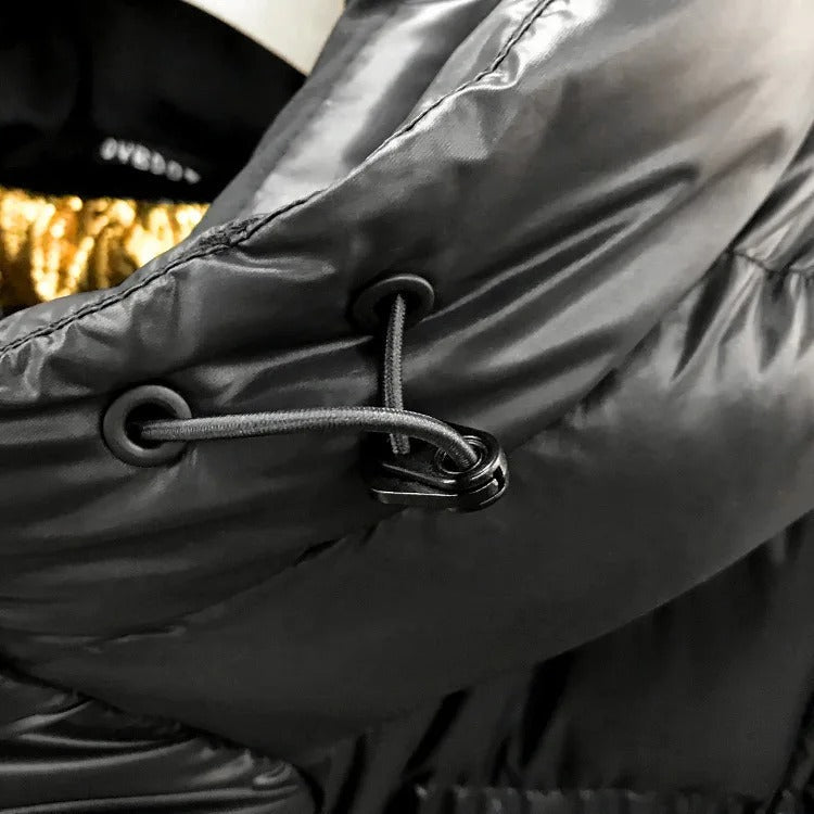 Schwarze Damen Winterjacke, elegant mit Kapuze und Daunenfüllung, urbaner Stil, warm und windabweisend für kalte Tage.