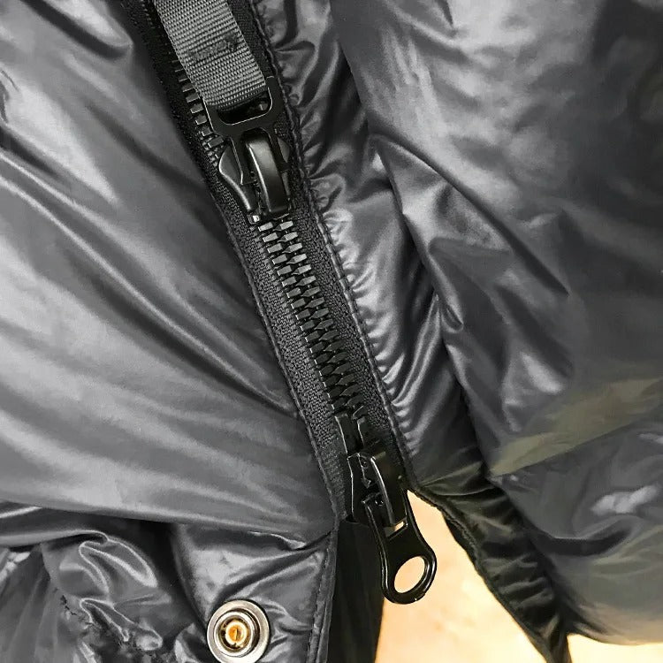 Schwarze Damen Winterjacke, elegant mit Kapuze und Daunenfüllung, urbaner Stil, warm und windabweisend für kalte Tage.