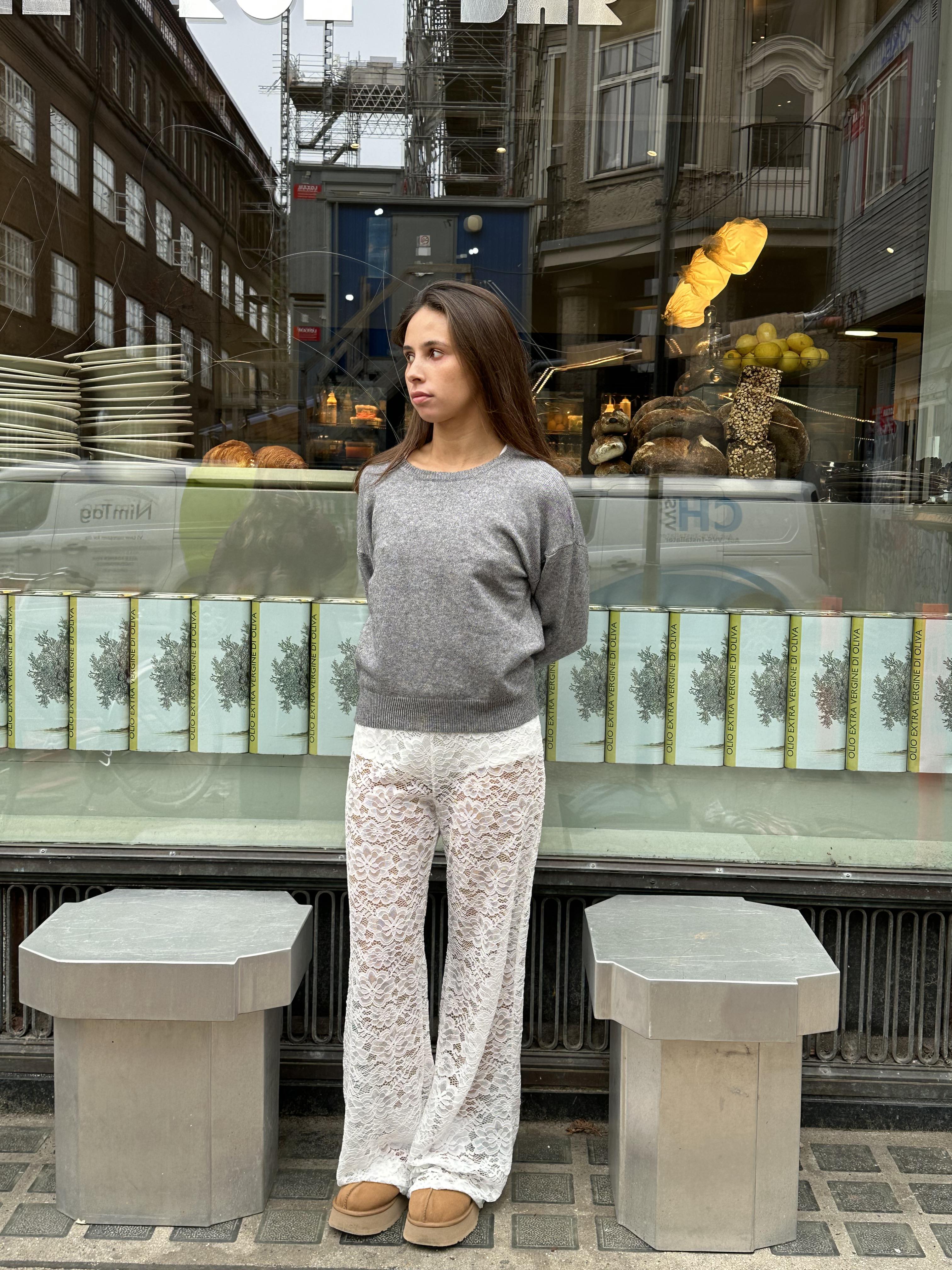 "Schwarze Luxus Damenhose frontansicht, stilvoll und bequem mit zeitlosem Design"
