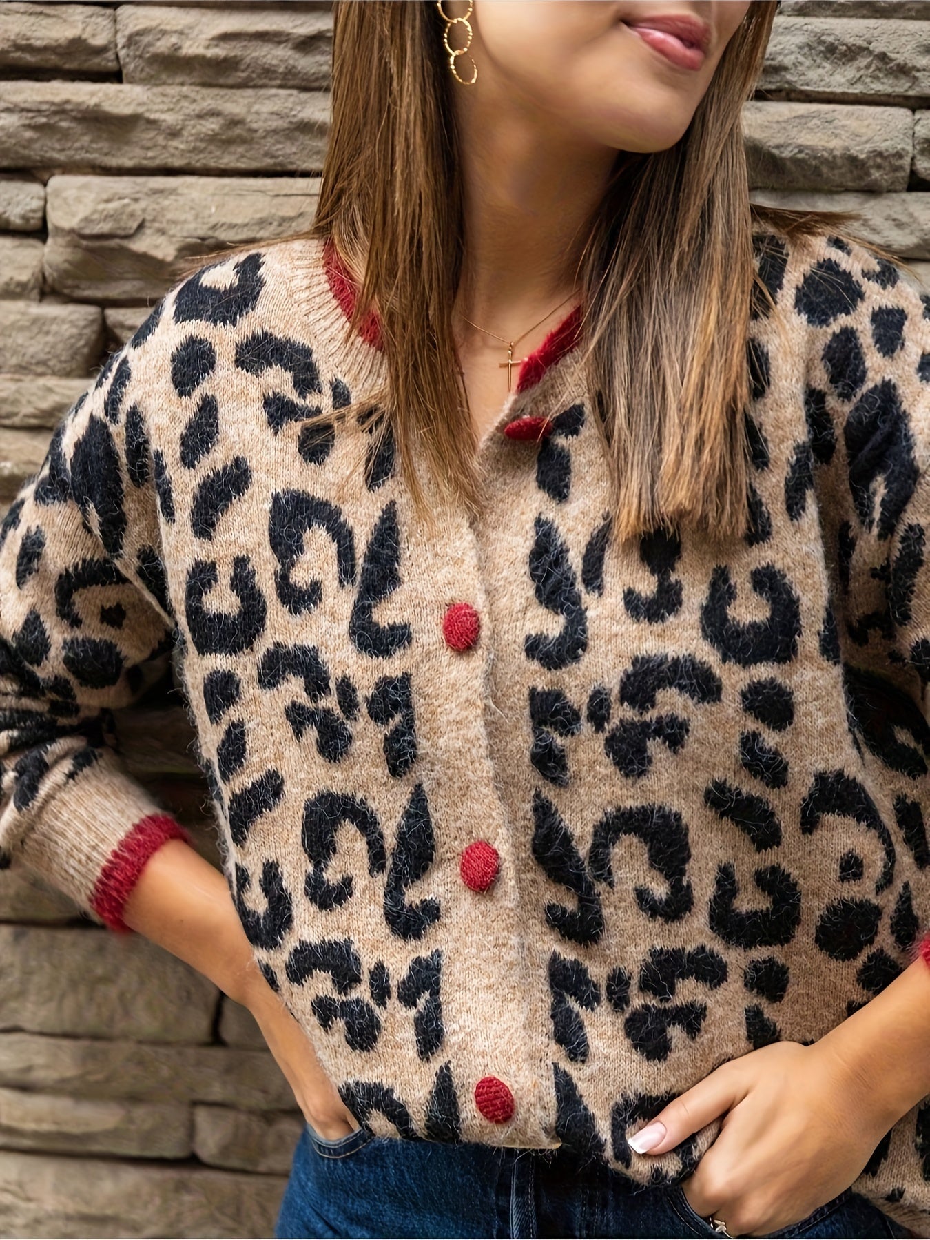 "Stilvolle Damen-Strickjacke mit Leopardenmuster, Knopfverschluss, weiche Textur, vielseitig für Alltag und Statement."