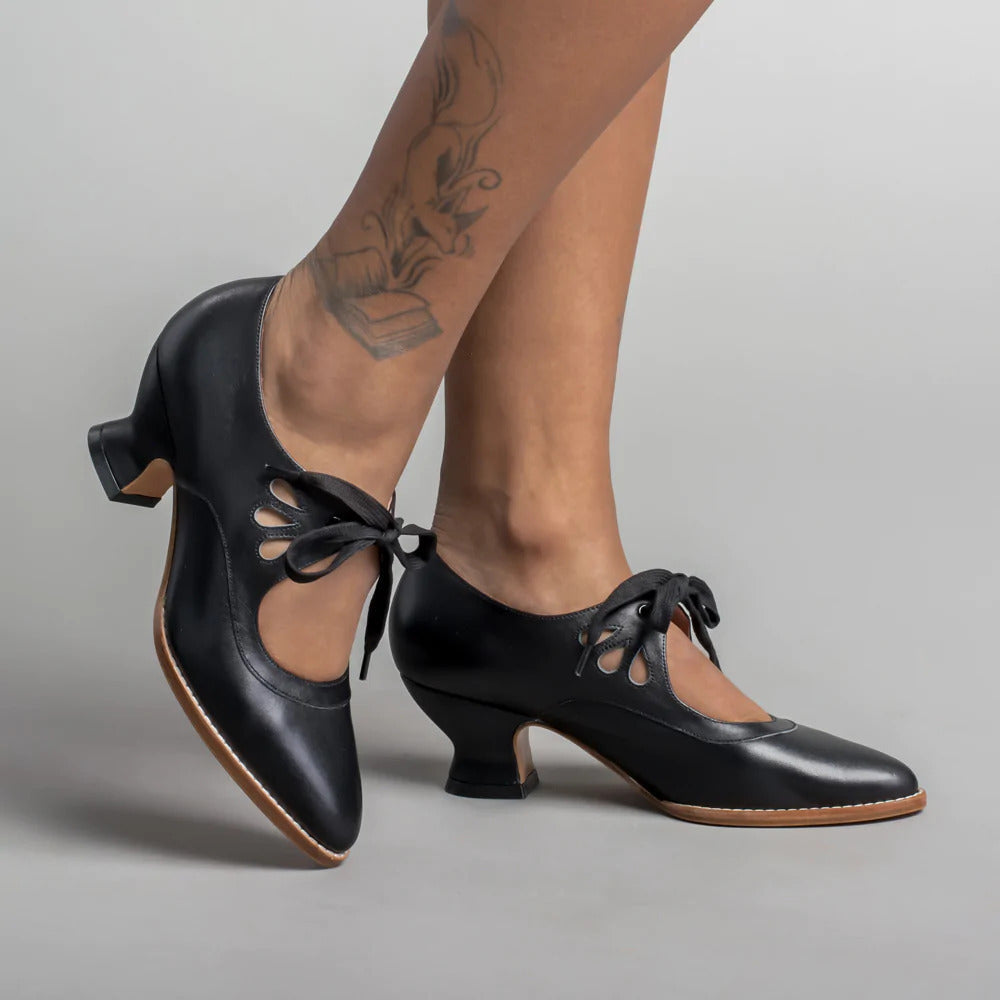 Stilvolle Damenschuhe im Vintage-Design, geschlossene Spitze, seitliche Ansicht. Elegant, vielseitig, für jeden Anlass.