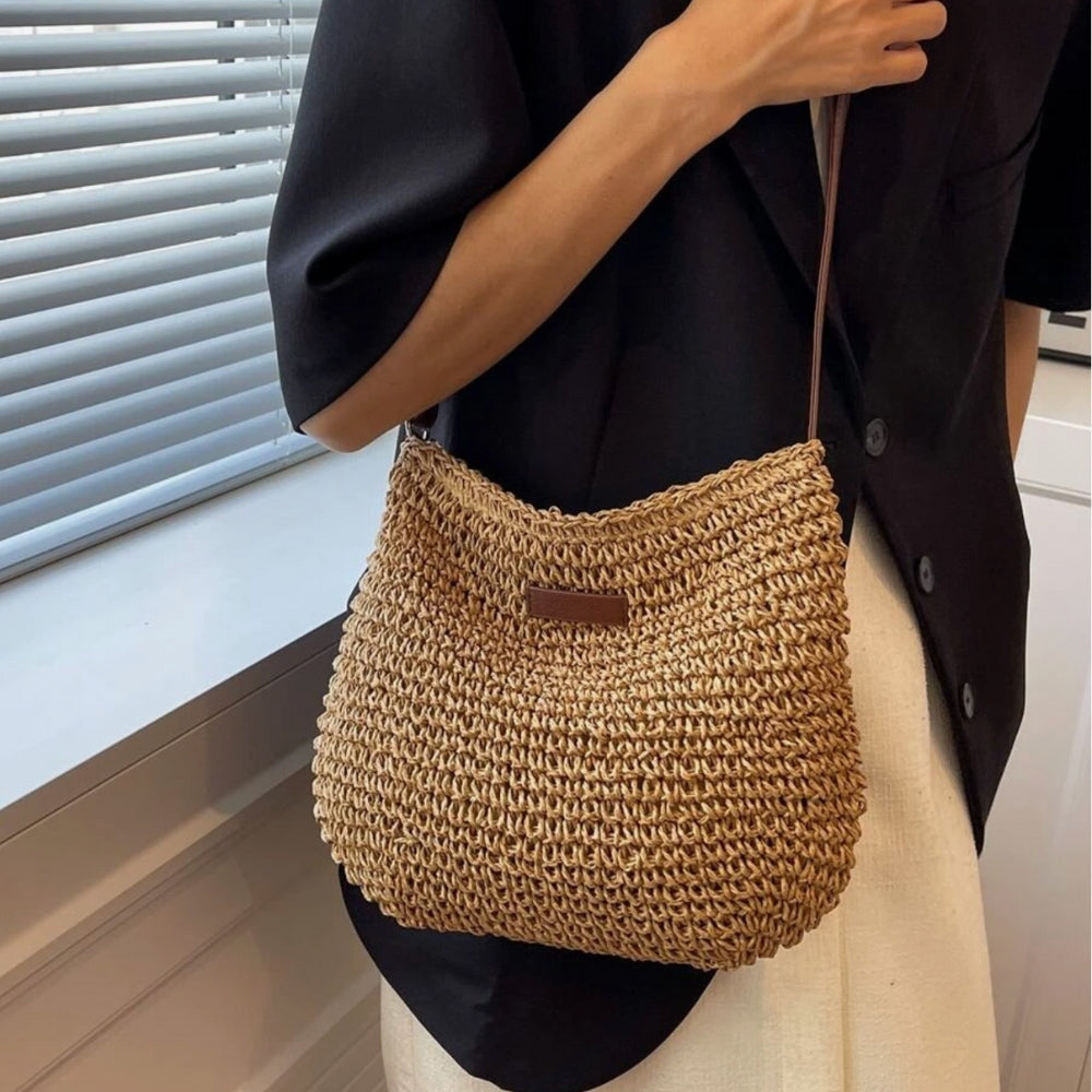 "Stilvolle geflochtene Umhängetasche für Damen in Beige, geräumig mit modernem Webdesign und eleganter Textur."