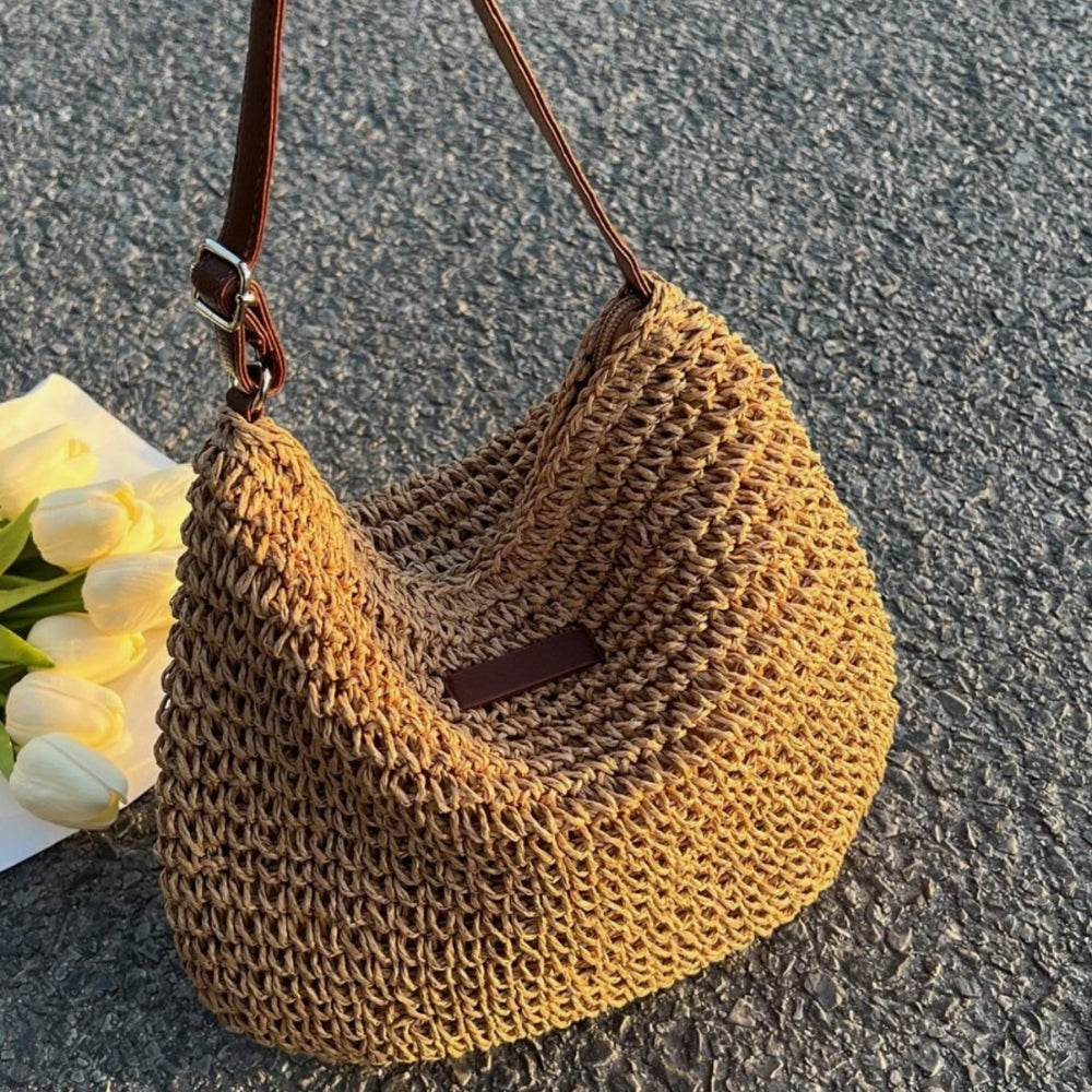 "Stilvolle geflochtene Umhängetasche für Damen in Beige, geräumig mit modernem Webdesign und eleganter Textur."