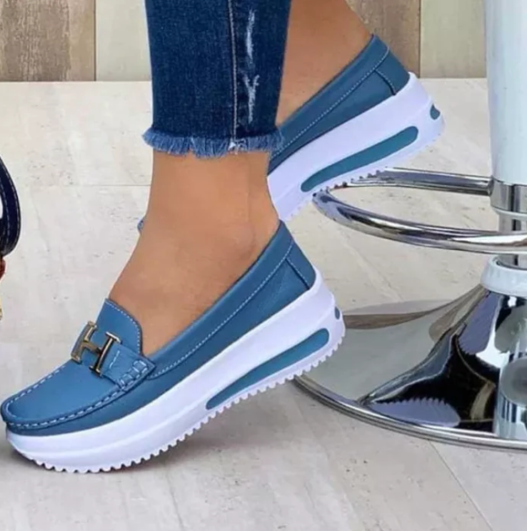 "Stilvolle orthopädische Damenschuhe in Blau, bieten Komfort und Fußunterstützung mit modernem Design und atmungsaktiven Mate