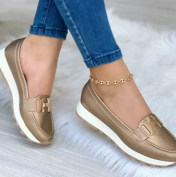 "Stilvolle orthopädische Damenschuhe in Blau, bieten Komfort und Fußunterstützung mit modernem Design und atmungsaktiven Mate