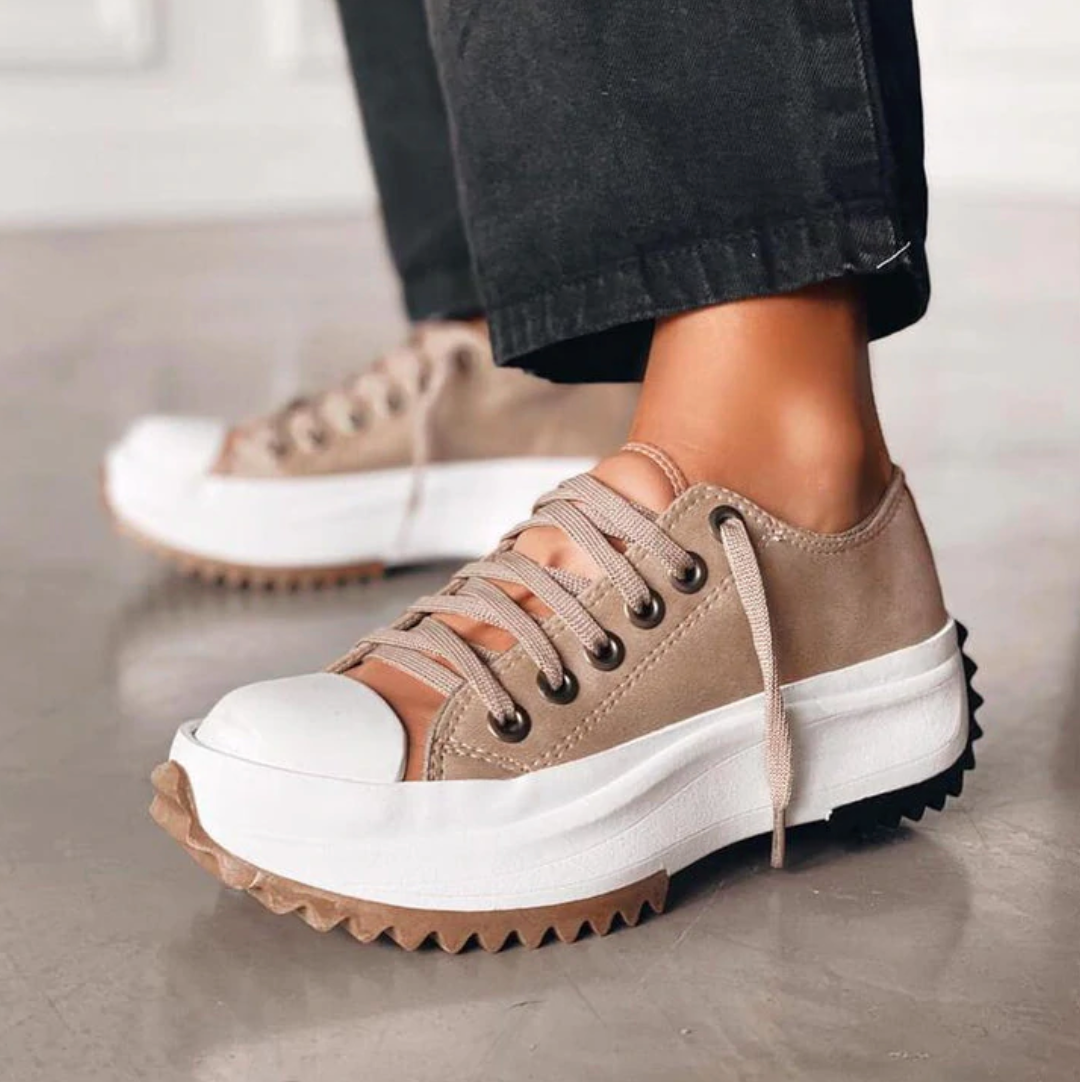 "Stilvolle orthopädische Plattform-Sneaker für Damen in Beige mit hoher, komfortabler Sohle und atmungsaktivem Material."