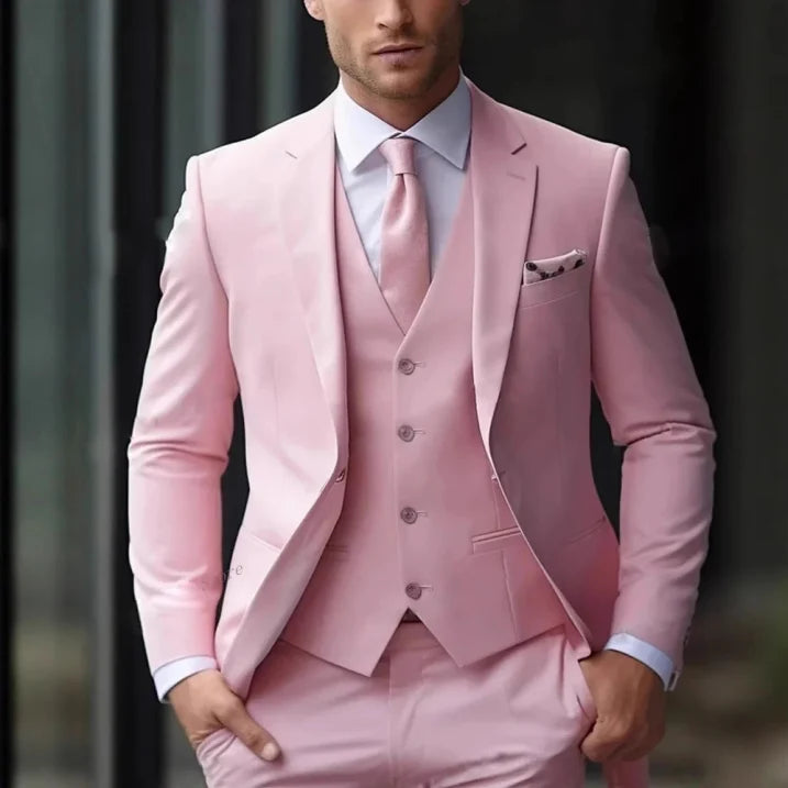 Stilvoller dreiteiliger Herren Hochzeitsanzug mit klassischer Jacke, Weste und Hose, ideal für festliche Anlässe.
