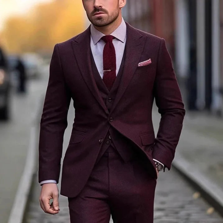 Stilvoller dreiteiliger Herren Hochzeitsanzug mit klassischer Jacke, Weste und Hose, ideal für festliche Anlässe.