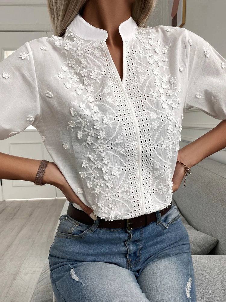 Stilvolles Spitzen-Top mit V-Ausschnitt, elegante Spitze, kurzärmlig, schmeichelhafte Passform, ideal für Büro und Abend.