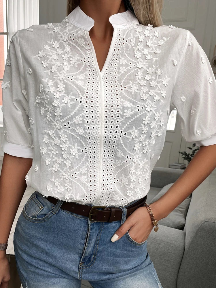 Stilvolles Spitzen-Top mit V-Ausschnitt, elegante Spitze, kurzärmlig, schmeichelhafte Passform, ideal für Büro und Abend.