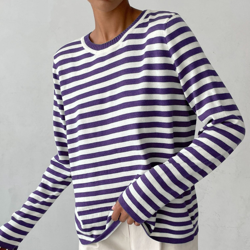"Stilvolles gestreiftes Damen-T-Shirt aus leichtem Stoff mit eleganten Streifen, ideal für den Sommer und vielseitige Looks."