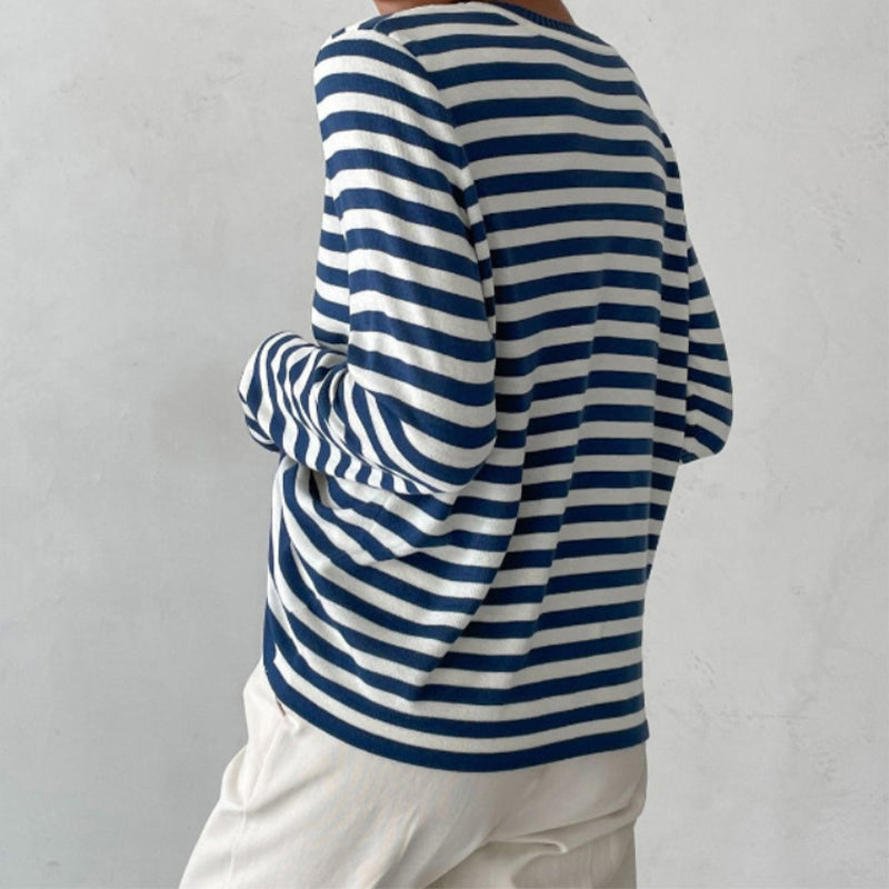 "Stilvolles gestreiftes Damen-T-Shirt aus leichtem Stoff mit eleganten Streifen, ideal für den Sommer und vielseitige Looks."